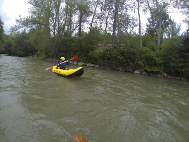 en el rio con la canoa